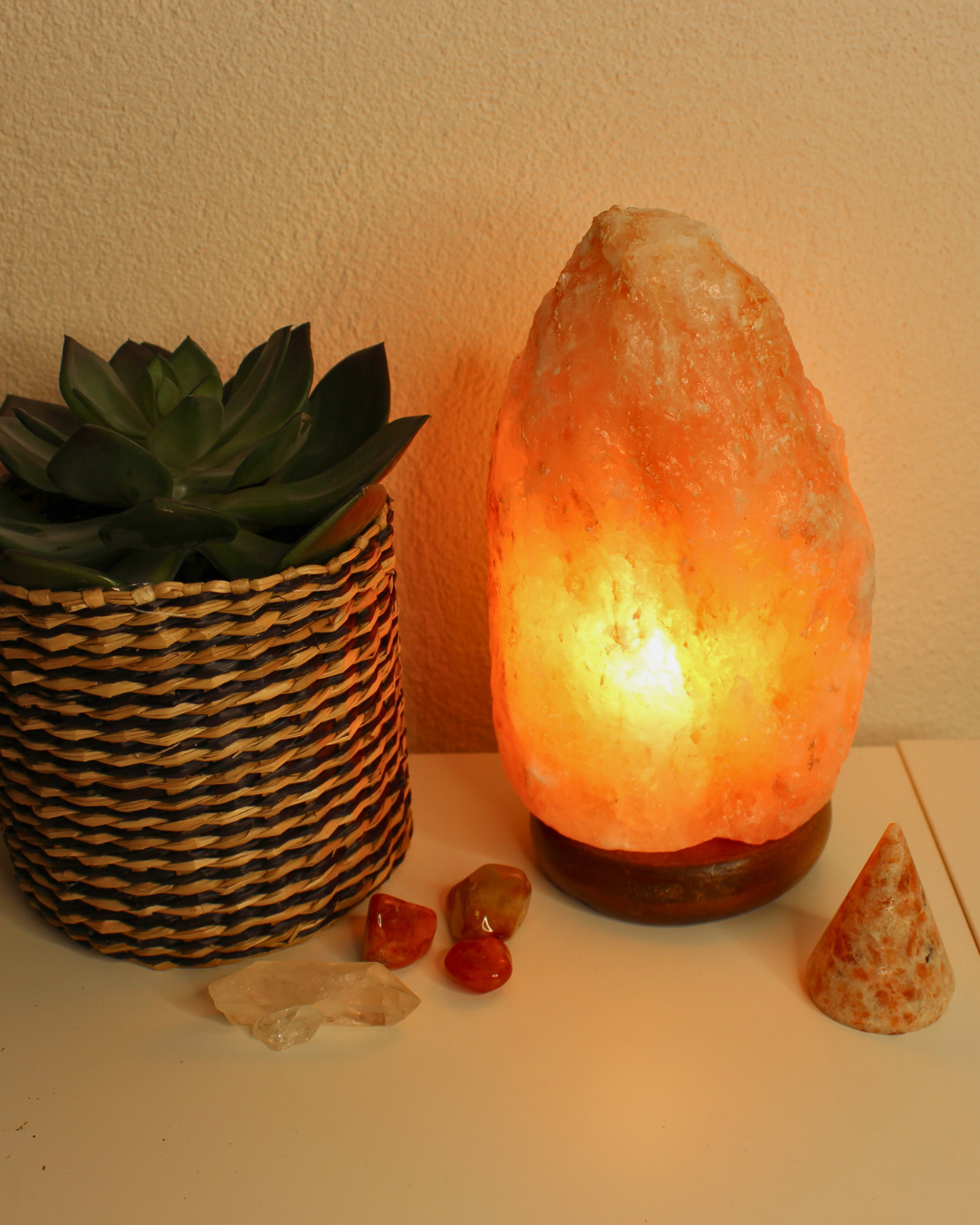 Apportez une atmosphère douce et apaisante à votre intérieur avec cette lampe en cristal de sel naturel sculptée à partir de véritables blocs de sel.
Chaque lampe est unique par sa forme, ses nuances et ses dimensions car le sel est travaillé dans son état naturel.