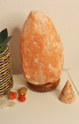 Apportez une atmosphère douce et apaisante à votre intérieur avec cette lampe en cristal de sel naturel sculptée à partir de véritables blocs de sel.
Chaque lampe est unique par sa forme, ses nuances et ses dimensions car le sel est travaillé dans son état naturel.