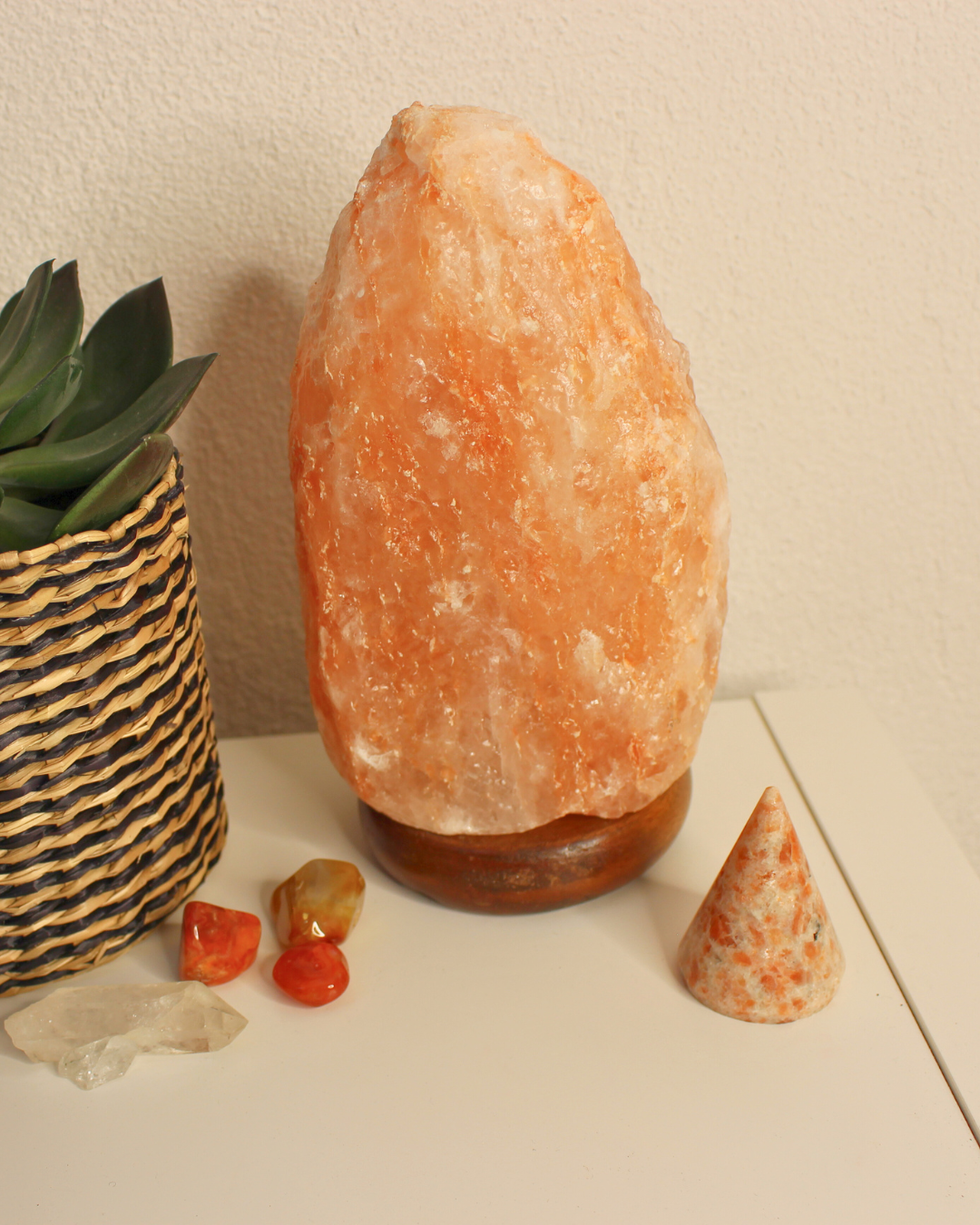 Apportez une atmosphère douce et apaisante à votre intérieur avec cette lampe en cristal de sel naturel sculptée à partir de véritables blocs de sel.
Chaque lampe est unique par sa forme, ses nuances et ses dimensions car le sel est travaillé dans son état naturel.