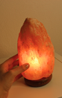 Apportez une atmosphère douce et apaisante à votre intérieur avec cette lampe en cristal de sel naturel sculptée à partir de véritables blocs de sel.
Chaque lampe est unique par sa forme, ses nuances et ses dimensions car le sel est travaillé dans son état naturel.
