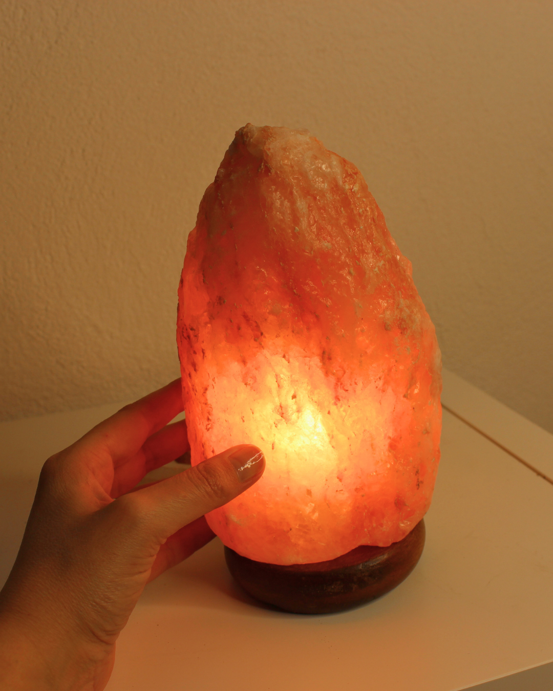 Apportez une atmosphère douce et apaisante à votre intérieur avec cette lampe en cristal de sel naturel sculptée à partir de véritables blocs de sel.
Chaque lampe est unique par sa forme, ses nuances et ses dimensions car le sel est travaillé dans son état naturel.