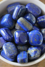 Pierre roulée en lapis-lazuli naturel, connue pour stimuler l’intuition, favoriser la clarté mentale et la clairvoyance. Sa couleur bleu profond, ponctuée de fines inclusions de pyrite, en fait une pierre à la fois esthétique et énergétique. Idéale pour la méditation et les séances de divination.
Elle stimule le chakra du 3eme oeil.