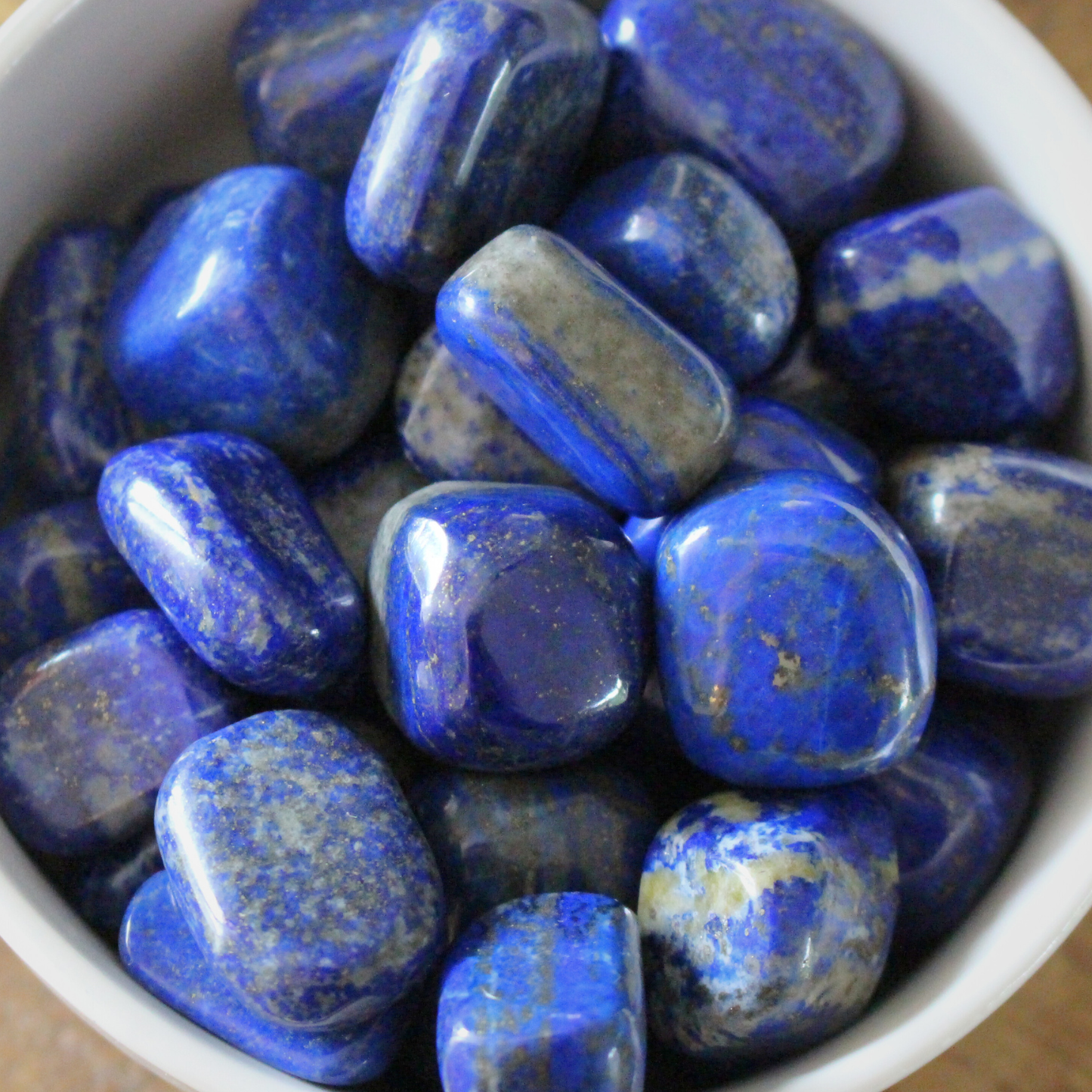 Pierre roulée en lapis-lazuli naturel, connue pour stimuler l’intuition, favoriser la clarté mentale et la clairvoyance. Sa couleur bleu profond, ponctuée de fines inclusions de pyrite, en fait une pierre à la fois esthétique et énergétique. Idéale pour la méditation et les séances de divination.
Elle stimule le chakra du 3eme oeil.