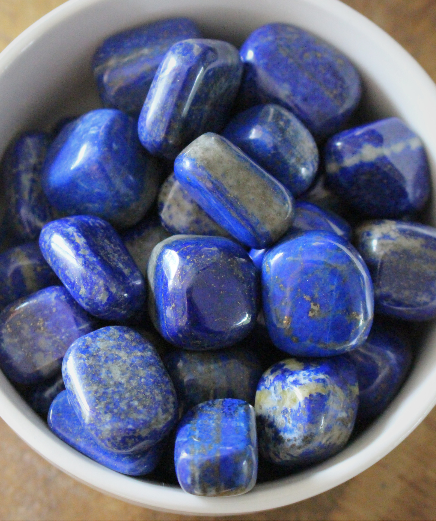 Pierre roulée en lapis-lazuli naturel, connue pour stimuler l’intuition, favoriser la clarté mentale et la clairvoyance. Sa couleur bleu profond, ponctuée de fines inclusions de pyrite, en fait une pierre à la fois esthétique et énergétique. Idéale pour la méditation et les séances de divination.
Elle stimule le chakra du 3eme oeil.