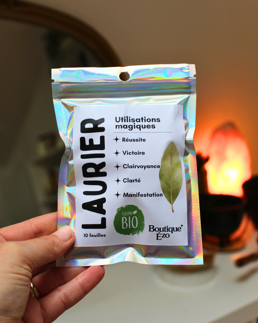 Ces 10 feuilles de laurier peuvent être utilisées pour accompagner vos intentions, renforcer vos demandes ou soutenir vos pratiques de manifestation. Elles sont particulièrement appréciées pour leur capacité à clarifier l’esprit et amplifier les intentions.