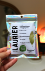 Ces 10 feuilles de laurier peuvent être utilisées pour accompagner vos intentions, renforcer vos demandes ou soutenir vos pratiques de manifestation. Elles sont particulièrement appréciées pour leur capacité à clarifier l’esprit et amplifier les intentions.