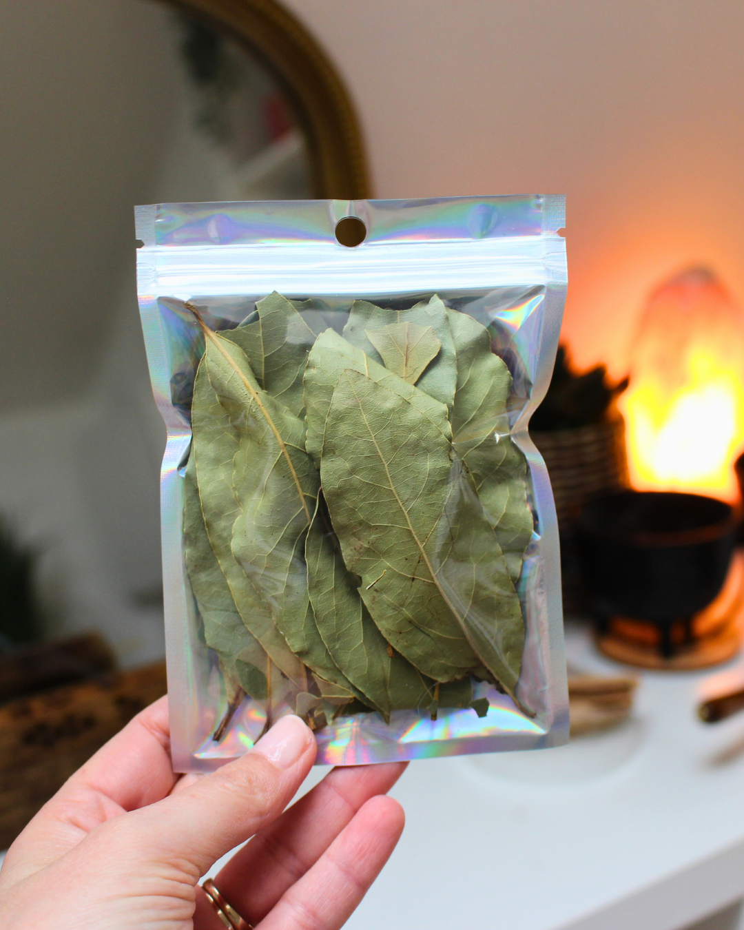 Ces 10 feuilles de laurier peuvent être utilisées pour accompagner vos intentions, renforcer vos demandes ou soutenir vos pratiques de manifestation. Elles sont particulièrement appréciées pour leur capacité à clarifier l’esprit et amplifier les intentions.