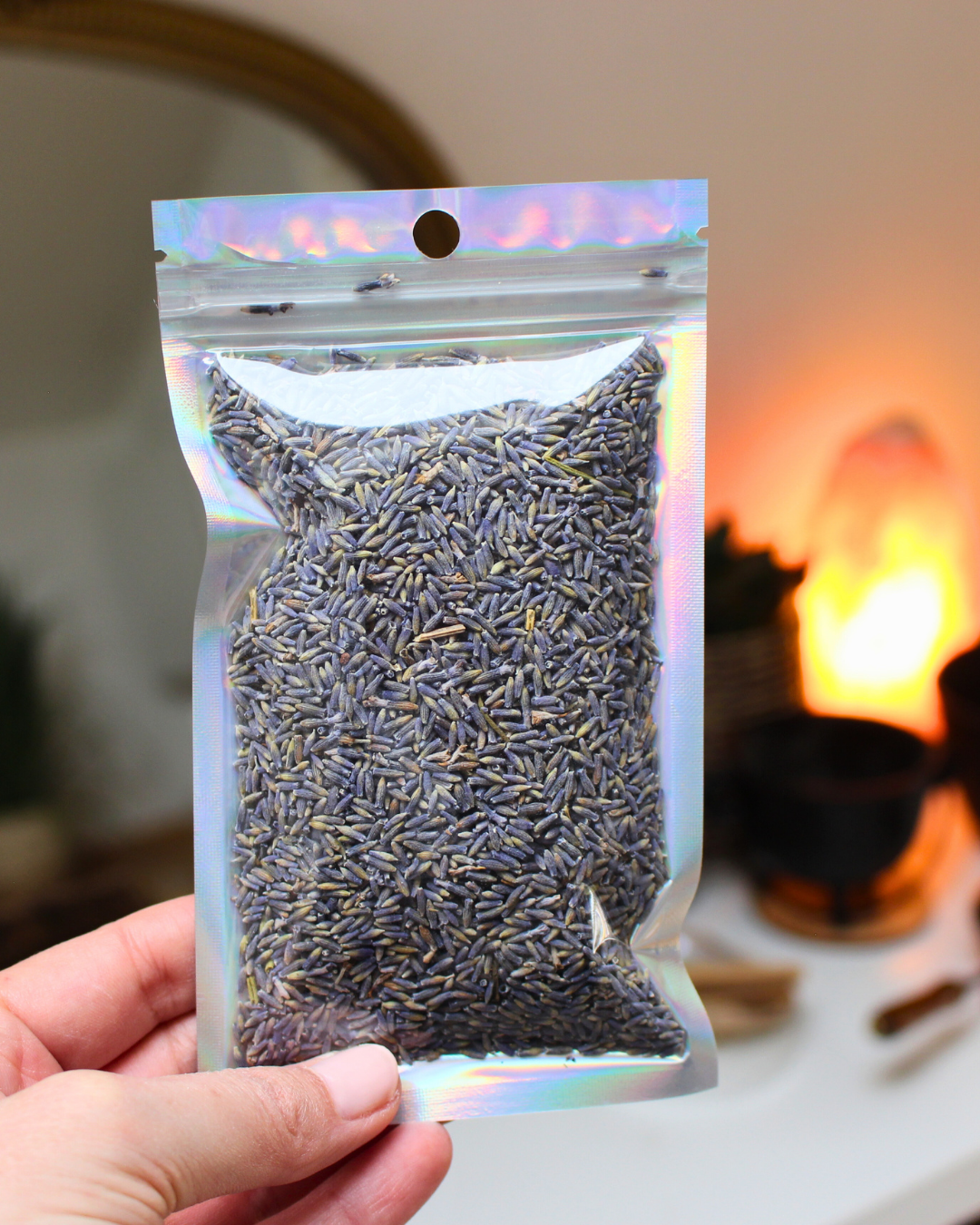 La lavande est une plante sacrée reconnue pour ses propriétés apaisantes et protectrices. Depuis des siècles, elle est utilisée dans les rituels pour purifier les espaces, calmer l’esprit et favoriser la sérénité.