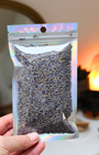 La lavande est une plante sacrée reconnue pour ses propriétés apaisantes et protectrices. Depuis des siècles, elle est utilisée dans les rituels pour purifier les espaces, calmer l’esprit et favoriser la sérénité.