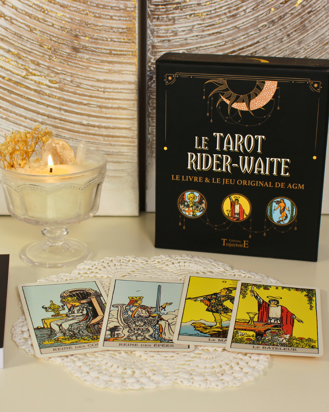 "Le Rider Waite est le tarot le plus utilisé au monde. Sa structure est la même que celle du Tarot de Marseille, cependant, ses cartes mineures figuratives le rendent intuitif et facile d'accès. L'ouvrage d'Emmanuelle Iger fournit une description détaillée des arcanes majeurs et mineurs, leur symbolique et interprétation."
