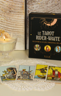"Le Rider Waite est le tarot le plus utilisé au monde. Sa structure est la même que celle du Tarot de Marseille, cependant, ses cartes mineures figuratives le rendent intuitif et facile d'accès. L'ouvrage d'Emmanuelle Iger fournit une description détaillée des arcanes majeurs et mineurs, leur symbolique et interprétation."