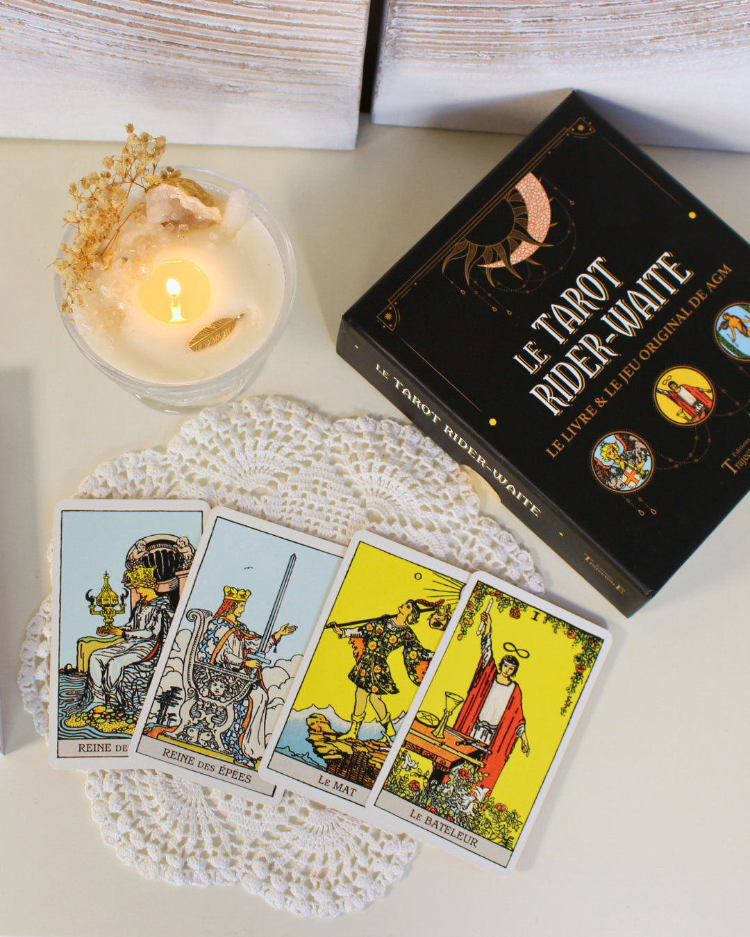"Le Rider Waite est le tarot le plus utilisé au monde. Sa structure est la même que celle du Tarot de Marseille, cependant, ses cartes mineures figuratives le rendent intuitif et facile d'accès. L'ouvrage d'Emmanuelle Iger fournit une description détaillée des arcanes majeurs et mineurs, leur symbolique et interprétation."