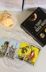 "Le Rider Waite est le tarot le plus utilisé au monde. Sa structure est la même que celle du Tarot de Marseille, cependant, ses cartes mineures figuratives le rendent intuitif et facile d'accès. L'ouvrage d'Emmanuelle Iger fournit une description détaillée des arcanes majeurs et mineurs, leur symbolique et interprétation."