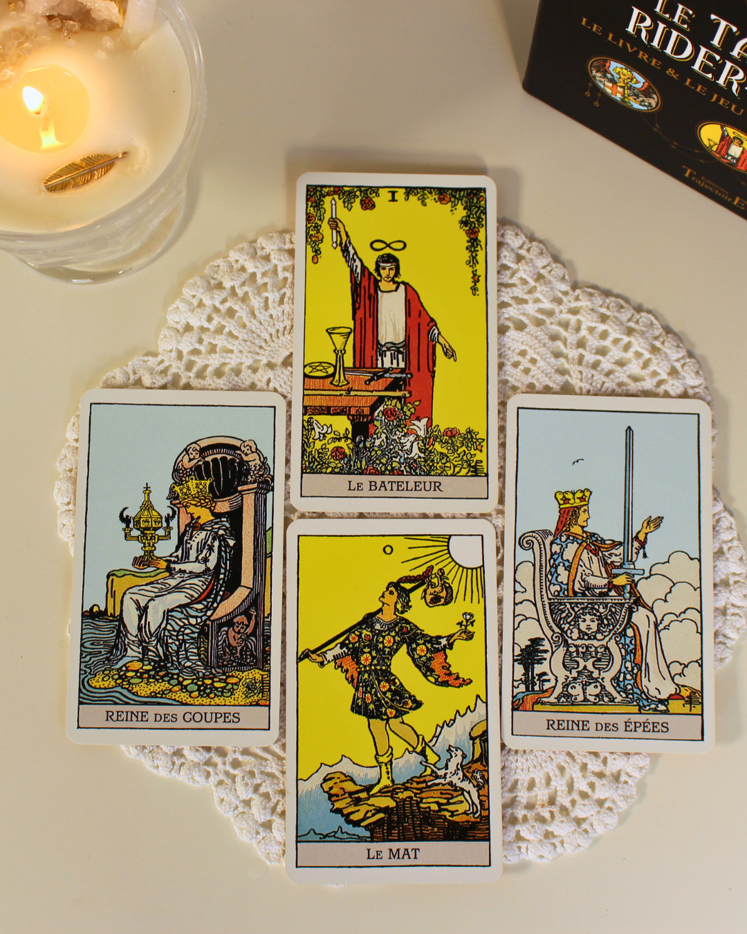 "Le Rider Waite est le tarot le plus utilisé au monde. Sa structure est la même que celle du Tarot de Marseille, cependant, ses cartes mineures figuratives le rendent intuitif et facile d'accès. L'ouvrage d'Emmanuelle Iger fournit une description détaillée des arcanes majeurs et mineurs, leur symbolique et interprétation."