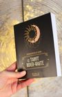 "Le Rider Waite est le tarot le plus utilisé au monde. Sa structure est la même que celle du Tarot de Marseille, cependant, ses cartes mineures figuratives le rendent intuitif et facile d'accès. L'ouvrage d'Emmanuelle Iger fournit une description détaillée des arcanes majeurs et mineurs, leur symbolique et interprétation."