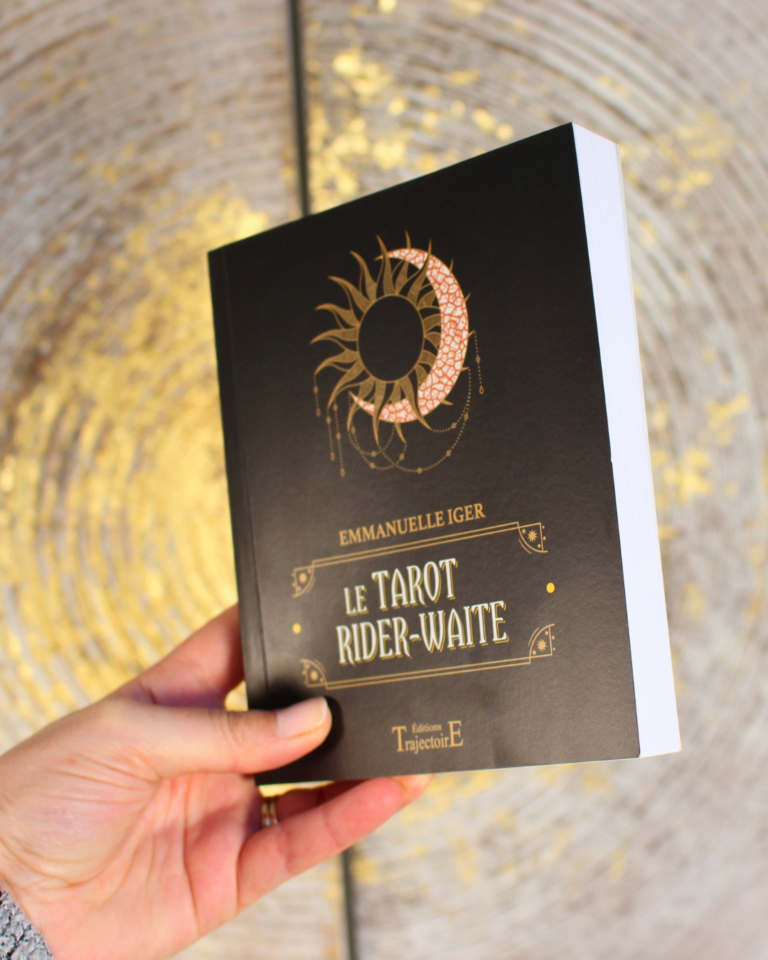 "Le Rider Waite est le tarot le plus utilisé au monde. Sa structure est la même que celle du Tarot de Marseille, cependant, ses cartes mineures figuratives le rendent intuitif et facile d'accès. L'ouvrage d'Emmanuelle Iger fournit une description détaillée des arcanes majeurs et mineurs, leur symbolique et interprétation."