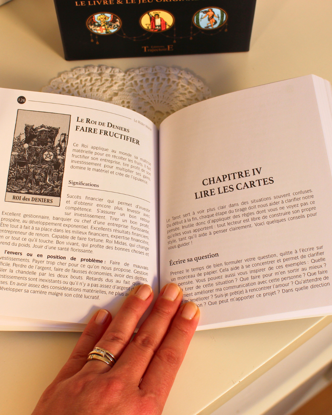 "Le Rider Waite est le tarot le plus utilisé au monde. Sa structure est la même que celle du Tarot de Marseille, cependant, ses cartes mineures figuratives le rendent intuitif et facile d'accès. L'ouvrage d'Emmanuelle Iger fournit une description détaillée des arcanes majeurs et mineurs, leur symbolique et interprétation."