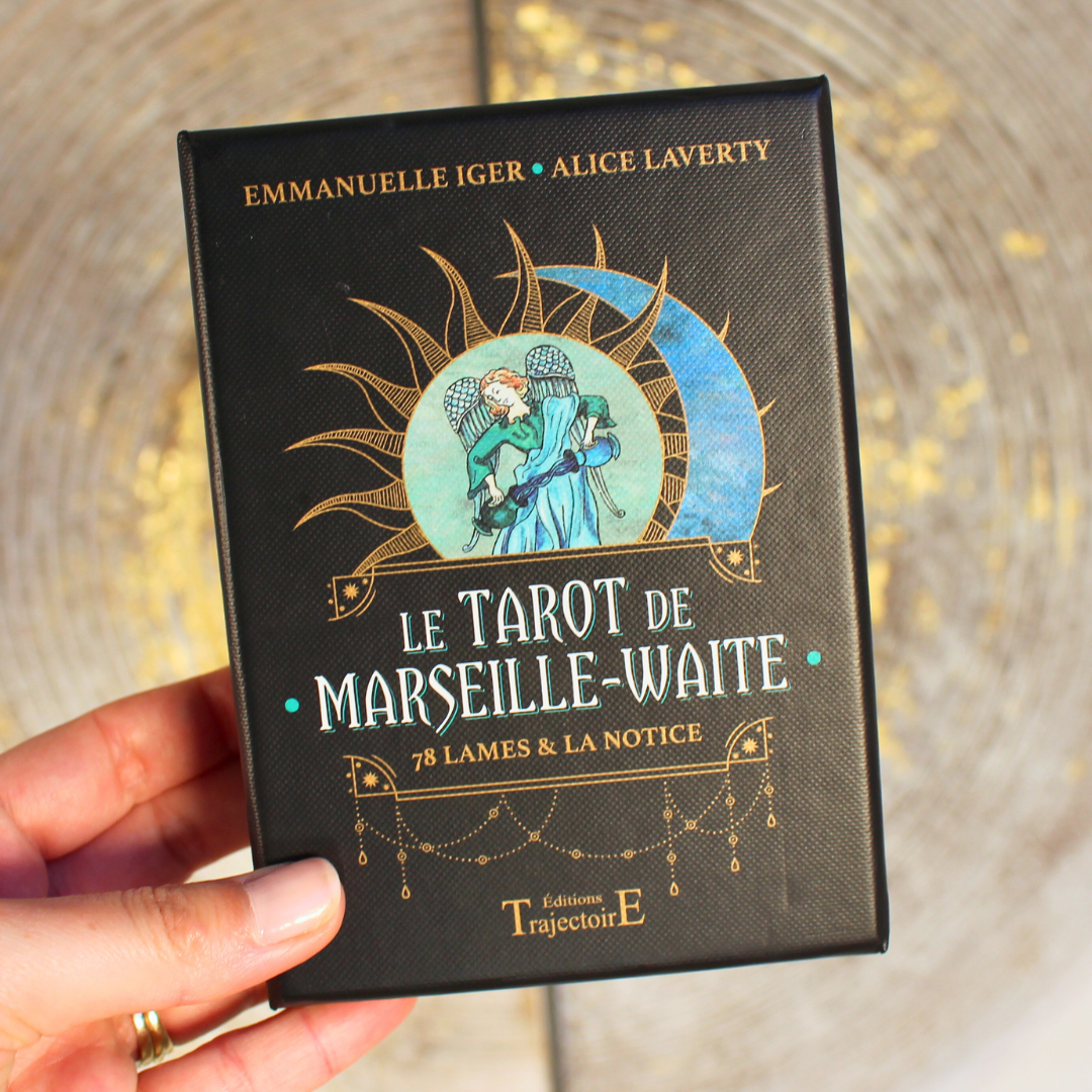 "Inspiré d'enluminures anciennes, Le Tarot de Marseille-Waite réconcilie les lames majeures simples et puissantes du Tarot de Marseille traditionnel et les mineures parlantes de la référence Rider-Waite-Smith. Un outil de clarté qui allie profondeur et lisibilité."