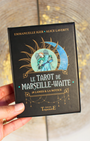 "Inspiré d'enluminures anciennes, Le Tarot de Marseille-Waite réconcilie les lames majeures simples et puissantes du Tarot de Marseille traditionnel et les mineures parlantes de la référence Rider-Waite-Smith. Un outil de clarté qui allie profondeur et lisibilité."
