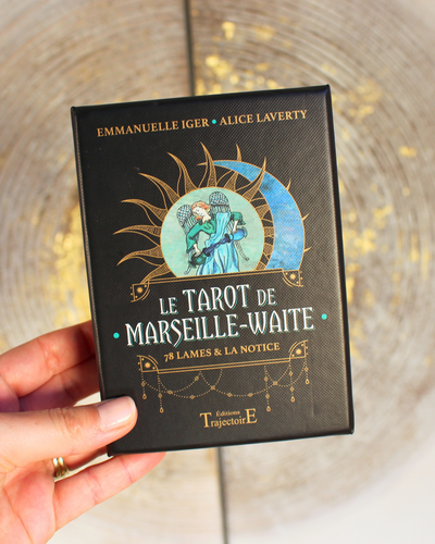"Inspiré d'enluminures anciennes, Le Tarot de Marseille-Waite réconcilie les lames majeures simples et puissantes du Tarot de Marseille traditionnel et les mineures parlantes de la référence Rider-Waite-Smith. Un outil de clarté qui allie profondeur et lisibilité."