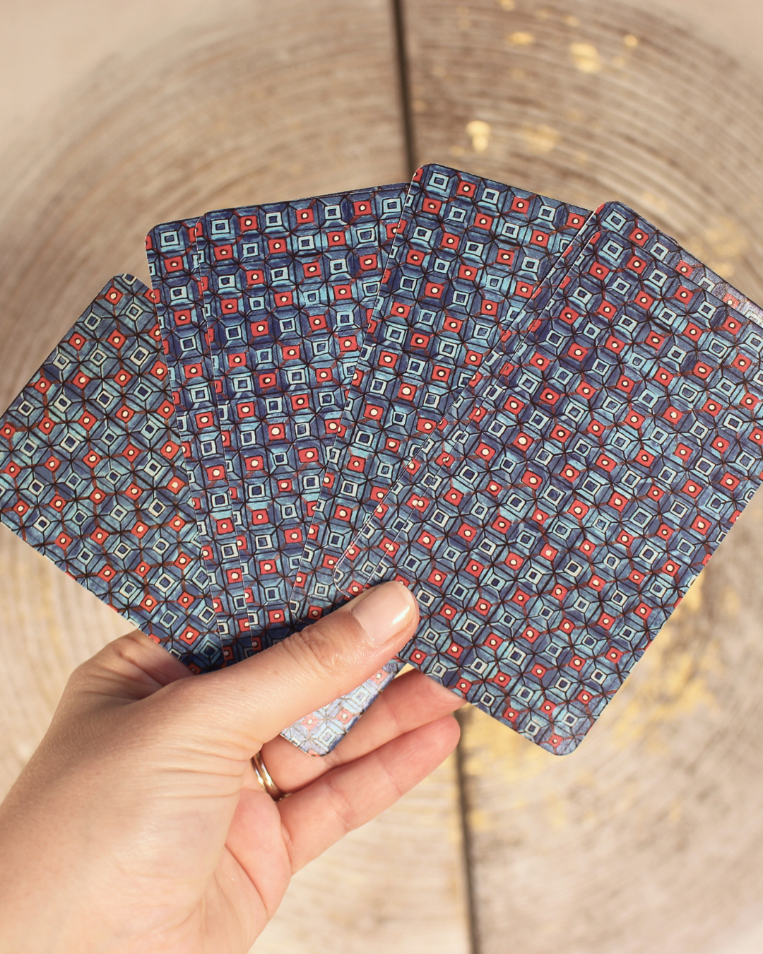 "Inspiré d'enluminures anciennes, Le Tarot de Marseille-Waite réconcilie les lames majeures simples et puissantes du Tarot de Marseille traditionnel et les mineures parlantes de la référence Rider-Waite-Smith. Un outil de clarté qui allie profondeur et lisibilité."