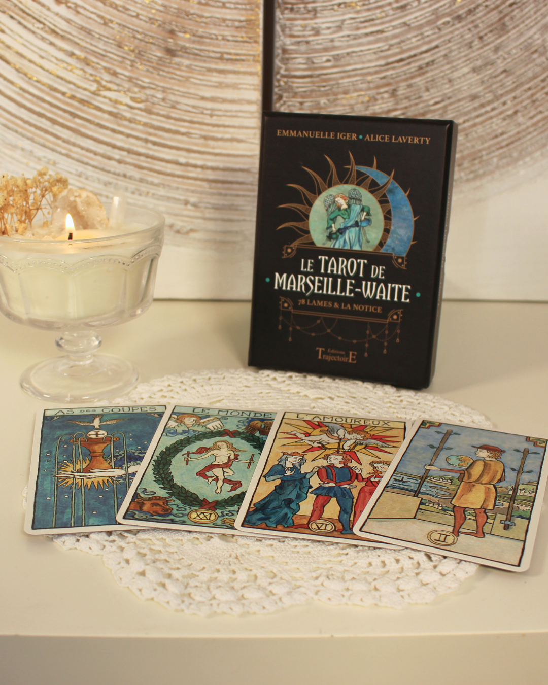 "Inspiré d'enluminures anciennes, Le Tarot de Marseille-Waite réconcilie les lames majeures simples et puissantes du Tarot de Marseille traditionnel et les mineures parlantes de la référence Rider-Waite-Smith. Un outil de clarté qui allie profondeur et lisibilité."