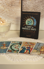 "Inspiré d'enluminures anciennes, Le Tarot de Marseille-Waite réconcilie les lames majeures simples et puissantes du Tarot de Marseille traditionnel et les mineures parlantes de la référence Rider-Waite-Smith. Un outil de clarté qui allie profondeur et lisibilité."