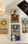 "Inspiré d'enluminures anciennes, Le Tarot de Marseille-Waite réconcilie les lames majeures simples et puissantes du Tarot de Marseille traditionnel et les mineures parlantes de la référence Rider-Waite-Smith. Un outil de clarté qui allie profondeur et lisibilité."