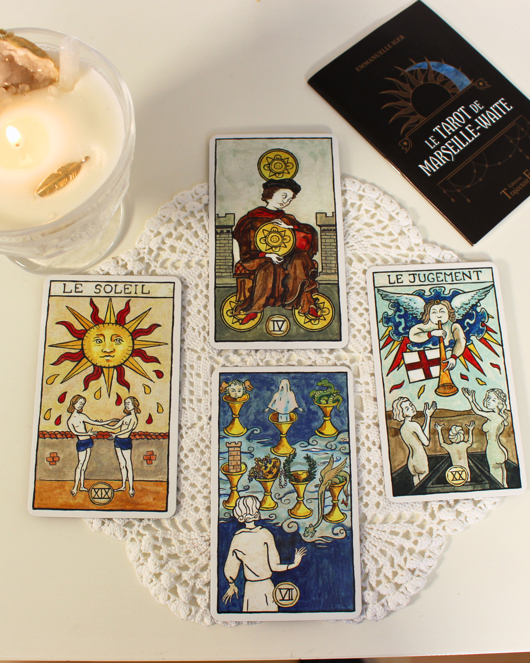 "Inspiré d'enluminures anciennes, Le Tarot de Marseille-Waite réconcilie les lames majeures simples et puissantes du Tarot de Marseille traditionnel et les mineures parlantes de la référence Rider-Waite-Smith. Un outil de clarté qui allie profondeur et lisibilité."