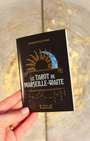 "Inspiré d'enluminures anciennes, Le Tarot de Marseille-Waite réconcilie les lames majeures simples et puissantes du Tarot de Marseille traditionnel et les mineures parlantes de la référence Rider-Waite-Smith. Un outil de clarté qui allie profondeur et lisibilité."