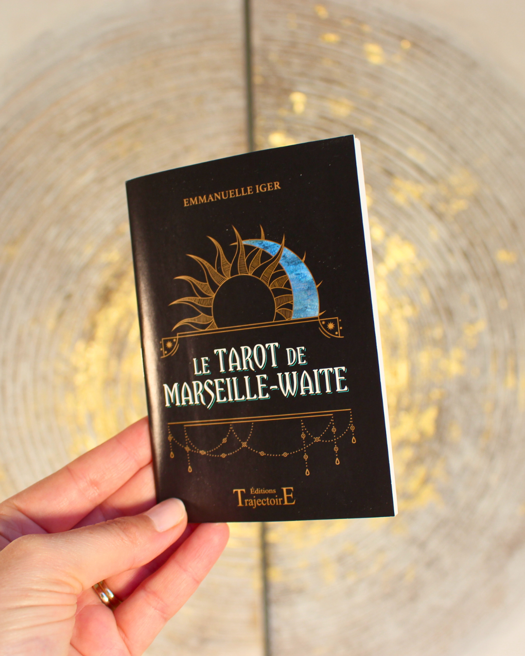 "Inspiré d'enluminures anciennes, Le Tarot de Marseille-Waite réconcilie les lames majeures simples et puissantes du Tarot de Marseille traditionnel et les mineures parlantes de la référence Rider-Waite-Smith. Un outil de clarté qui allie profondeur et lisibilité."