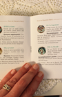 "Inspiré d'enluminures anciennes, Le Tarot de Marseille-Waite réconcilie les lames majeures simples et puissantes du Tarot de Marseille traditionnel et les mineures parlantes de la référence Rider-Waite-Smith. Un outil de clarté qui allie profondeur et lisibilité."