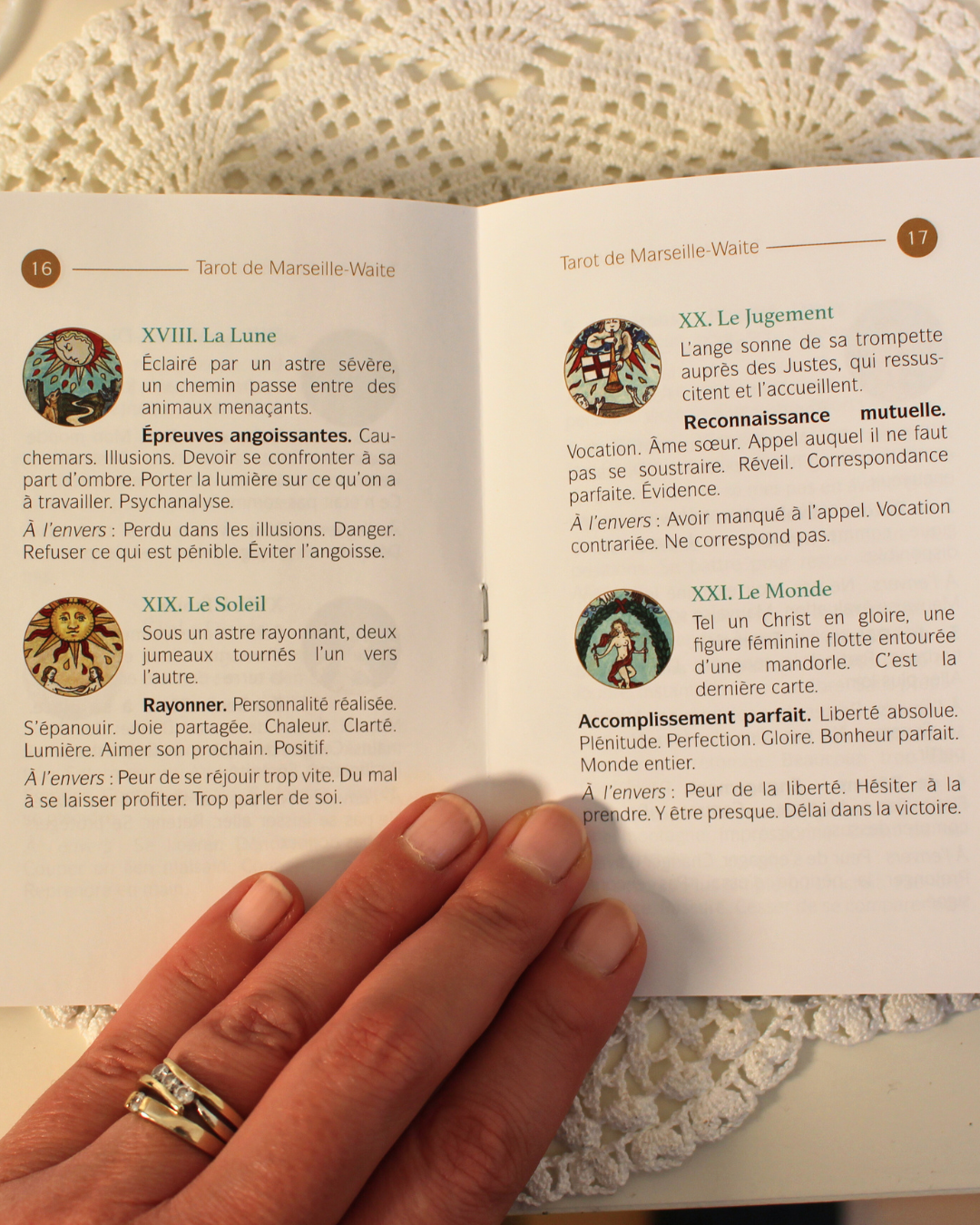 "Inspiré d'enluminures anciennes, Le Tarot de Marseille-Waite réconcilie les lames majeures simples et puissantes du Tarot de Marseille traditionnel et les mineures parlantes de la référence Rider-Waite-Smith. Un outil de clarté qui allie profondeur et lisibilité."