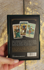 "Inspiré d'enluminures anciennes, Le Tarot de Marseille-Waite réconcilie les lames majeures simples et puissantes du Tarot de Marseille traditionnel et les mineures parlantes de la référence Rider-Waite-Smith. Un outil de clarté qui allie profondeur et lisibilité."