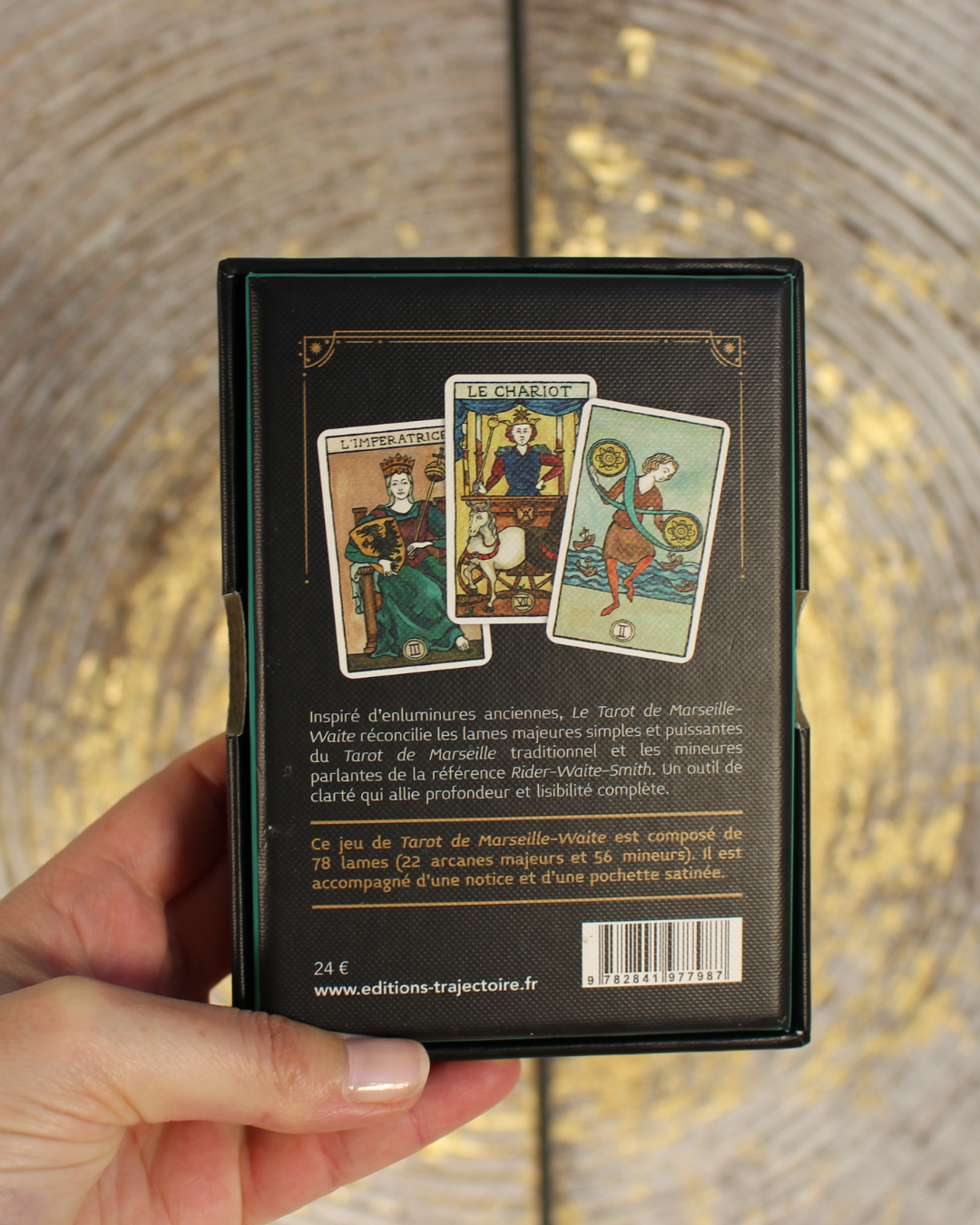 "Inspiré d'enluminures anciennes, Le Tarot de Marseille-Waite réconcilie les lames majeures simples et puissantes du Tarot de Marseille traditionnel et les mineures parlantes de la référence Rider-Waite-Smith. Un outil de clarté qui allie profondeur et lisibilité."