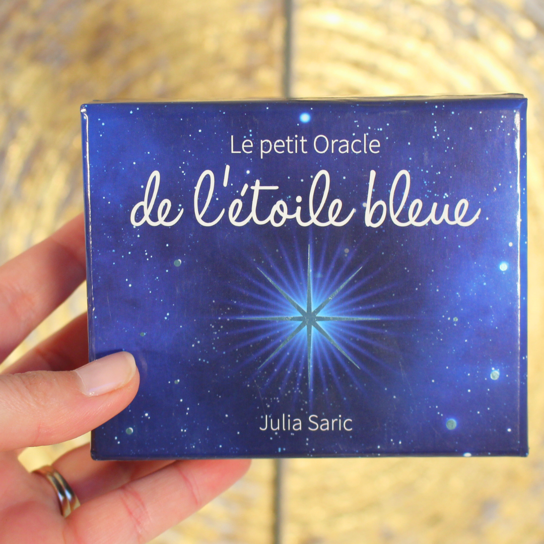 "Considérées comme des guides, les étoiles sont un excellent moyen pour t'aider à trouver ton chemin. Grâce aux 50 cartes de ce petit oracle, tu raviveras la lumière qui sommeille en toi. Chaque jour, tu recevras un véritable message de l'Univers, afin de t'éclairer sur chacune des situations du quotidien. Tu pourras ainsi te laisser guider par l'étoile bleue sur le chemin d'une vie plus heureuse et épanouie."
