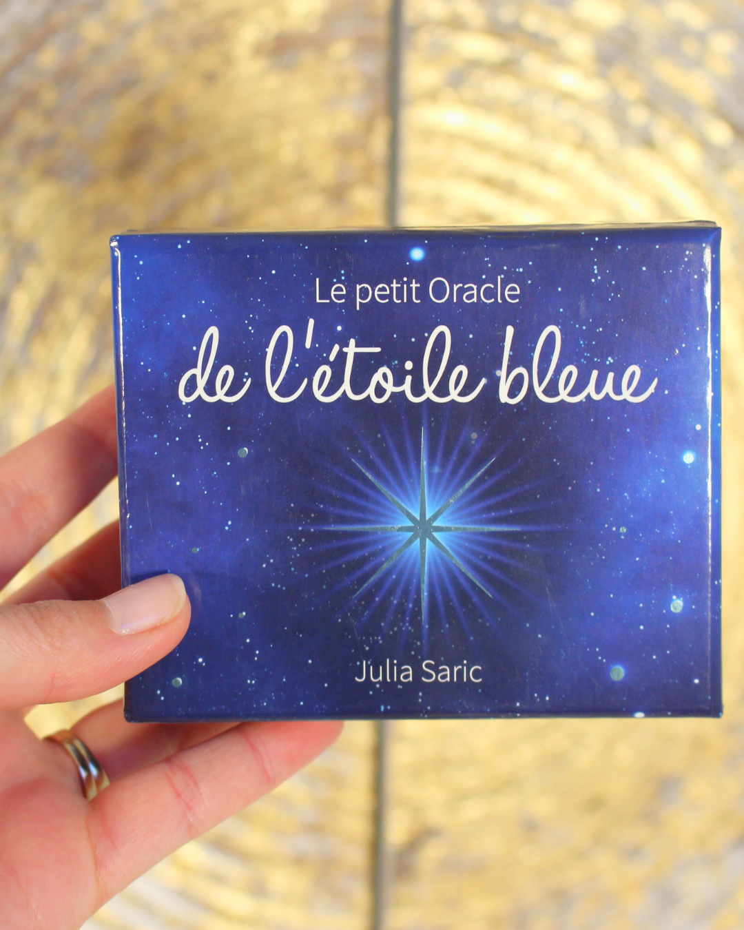 "Considérées comme des guides, les étoiles sont un excellent moyen pour t'aider à trouver ton chemin. Grâce aux 50 cartes de ce petit oracle, tu raviveras la lumière qui sommeille en toi. Chaque jour, tu recevras un véritable message de l'Univers, afin de t'éclairer sur chacune des situations du quotidien. Tu pourras ainsi te laisser guider par l'étoile bleue sur le chemin d'une vie plus heureuse et épanouie."
