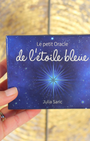 "Considérées comme des guides, les étoiles sont un excellent moyen pour t'aider à trouver ton chemin. Grâce aux 50 cartes de ce petit oracle, tu raviveras la lumière qui sommeille en toi. Chaque jour, tu recevras un véritable message de l'Univers, afin de t'éclairer sur chacune des situations du quotidien. Tu pourras ainsi te laisser guider par l'étoile bleue sur le chemin d'une vie plus heureuse et épanouie."
