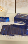 "Considérées comme des guides, les étoiles sont un excellent moyen pour t'aider à trouver ton chemin. Grâce aux 50 cartes de ce petit oracle, tu raviveras la lumière qui sommeille en toi. Chaque jour, tu recevras un véritable message de l'Univers, afin de t'éclairer sur chacune des situations du quotidien. Tu pourras ainsi te laisser guider par l'étoile bleue sur le chemin d'une vie plus heureuse et épanouie."