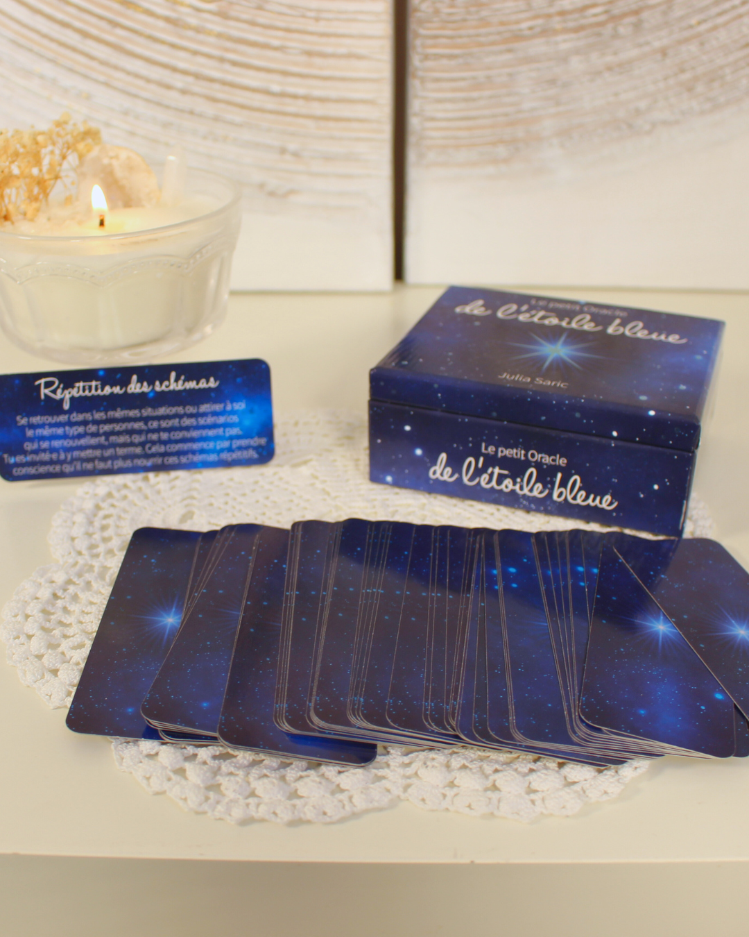 "Considérées comme des guides, les étoiles sont un excellent moyen pour t'aider à trouver ton chemin. Grâce aux 50 cartes de ce petit oracle, tu raviveras la lumière qui sommeille en toi. Chaque jour, tu recevras un véritable message de l'Univers, afin de t'éclairer sur chacune des situations du quotidien. Tu pourras ainsi te laisser guider par l'étoile bleue sur le chemin d'une vie plus heureuse et épanouie."