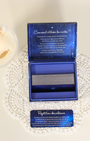 "Considérées comme des guides, les étoiles sont un excellent moyen pour t'aider à trouver ton chemin. Grâce aux 50 cartes de ce petit oracle, tu raviveras la lumière qui sommeille en toi. Chaque jour, tu recevras un véritable message de l'Univers, afin de t'éclairer sur chacune des situations du quotidien. Tu pourras ainsi te laisser guider par l'étoile bleue sur le chemin d'une vie plus heureuse et épanouie."