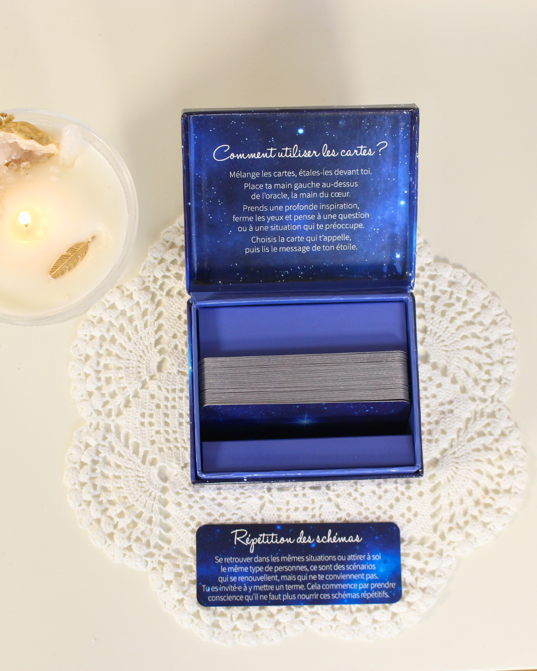 "Considérées comme des guides, les étoiles sont un excellent moyen pour t'aider à trouver ton chemin. Grâce aux 50 cartes de ce petit oracle, tu raviveras la lumière qui sommeille en toi. Chaque jour, tu recevras un véritable message de l'Univers, afin de t'éclairer sur chacune des situations du quotidien. Tu pourras ainsi te laisser guider par l'étoile bleue sur le chemin d'une vie plus heureuse et épanouie."