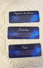 "Considérées comme des guides, les étoiles sont un excellent moyen pour t'aider à trouver ton chemin. Grâce aux 50 cartes de ce petit oracle, tu raviveras la lumière qui sommeille en toi. Chaque jour, tu recevras un véritable message de l'Univers, afin de t'éclairer sur chacune des situations du quotidien. Tu pourras ainsi te laisser guider par l'étoile bleue sur le chemin d'une vie plus heureuse et épanouie."