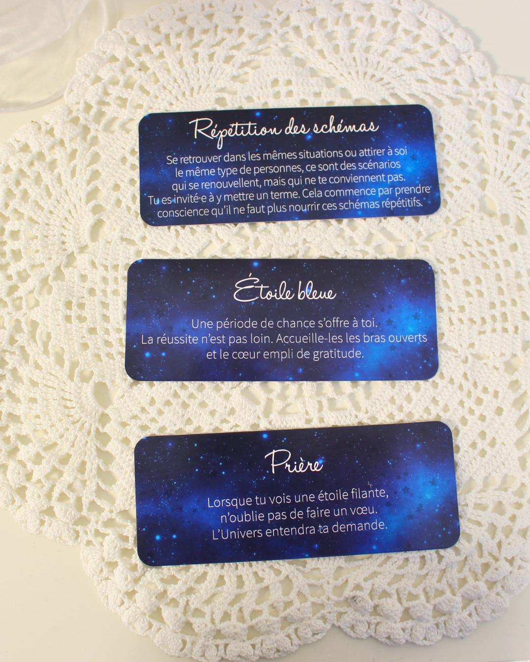 "Considérées comme des guides, les étoiles sont un excellent moyen pour t'aider à trouver ton chemin. Grâce aux 50 cartes de ce petit oracle, tu raviveras la lumière qui sommeille en toi. Chaque jour, tu recevras un véritable message de l'Univers, afin de t'éclairer sur chacune des situations du quotidien. Tu pourras ainsi te laisser guider par l'étoile bleue sur le chemin d'une vie plus heureuse et épanouie."