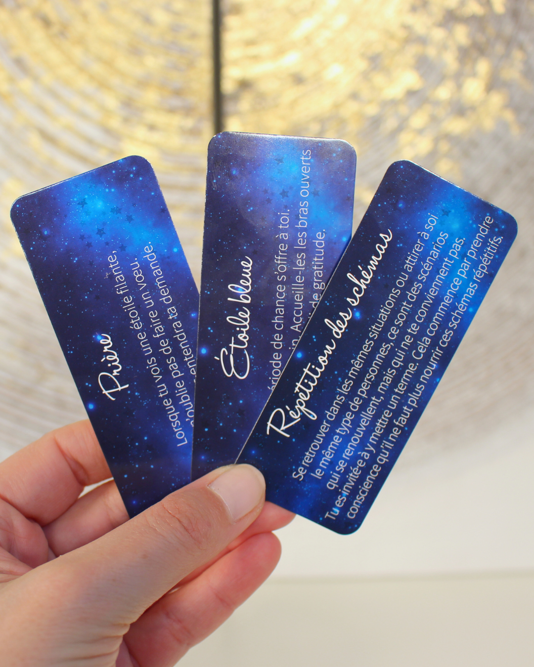 "Considérées comme des guides, les étoiles sont un excellent moyen pour t'aider à trouver ton chemin. Grâce aux 50 cartes de ce petit oracle, tu raviveras la lumière qui sommeille en toi. Chaque jour, tu recevras un véritable message de l'Univers, afin de t'éclairer sur chacune des situations du quotidien. Tu pourras ainsi te laisser guider par l'étoile bleue sur le chemin d'une vie plus heureuse et épanouie."