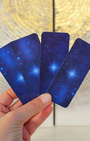 "Considérées comme des guides, les étoiles sont un excellent moyen pour t'aider à trouver ton chemin. Grâce aux 50 cartes de ce petit oracle, tu raviveras la lumière qui sommeille en toi. Chaque jour, tu recevras un véritable message de l'Univers, afin de t'éclairer sur chacune des situations du quotidien. Tu pourras ainsi te laisser guider par l'étoile bleue sur le chemin d'une vie plus heureuse et épanouie."