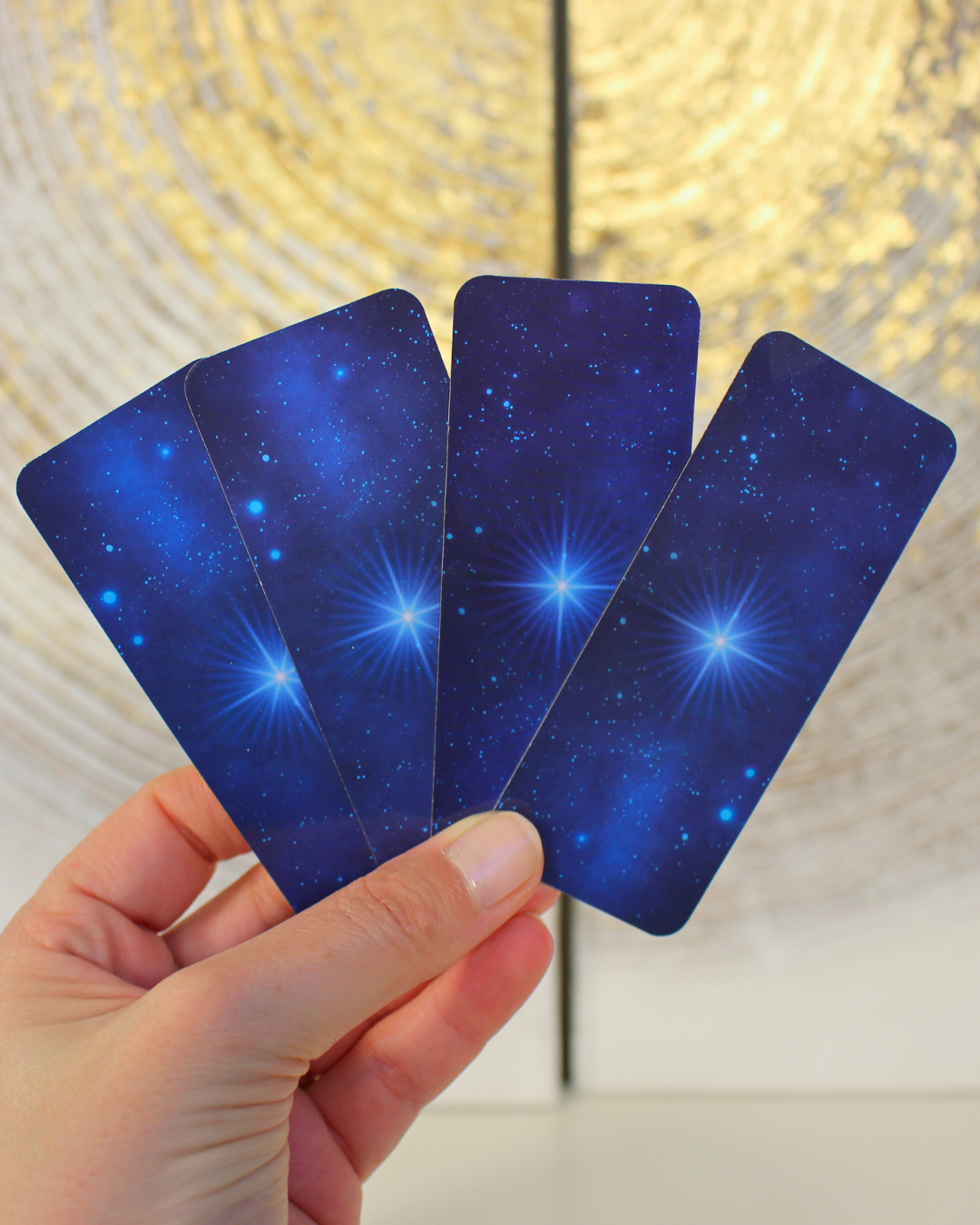 "Considérées comme des guides, les étoiles sont un excellent moyen pour t'aider à trouver ton chemin. Grâce aux 50 cartes de ce petit oracle, tu raviveras la lumière qui sommeille en toi. Chaque jour, tu recevras un véritable message de l'Univers, afin de t'éclairer sur chacune des situations du quotidien. Tu pourras ainsi te laisser guider par l'étoile bleue sur le chemin d'une vie plus heureuse et épanouie."