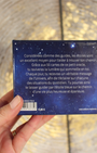 "Considérées comme des guides, les étoiles sont un excellent moyen pour t'aider à trouver ton chemin. Grâce aux 50 cartes de ce petit oracle, tu raviveras la lumière qui sommeille en toi. Chaque jour, tu recevras un véritable message de l'Univers, afin de t'éclairer sur chacune des situations du quotidien. Tu pourras ainsi te laisser guider par l'étoile bleue sur le chemin d'une vie plus heureuse et épanouie."