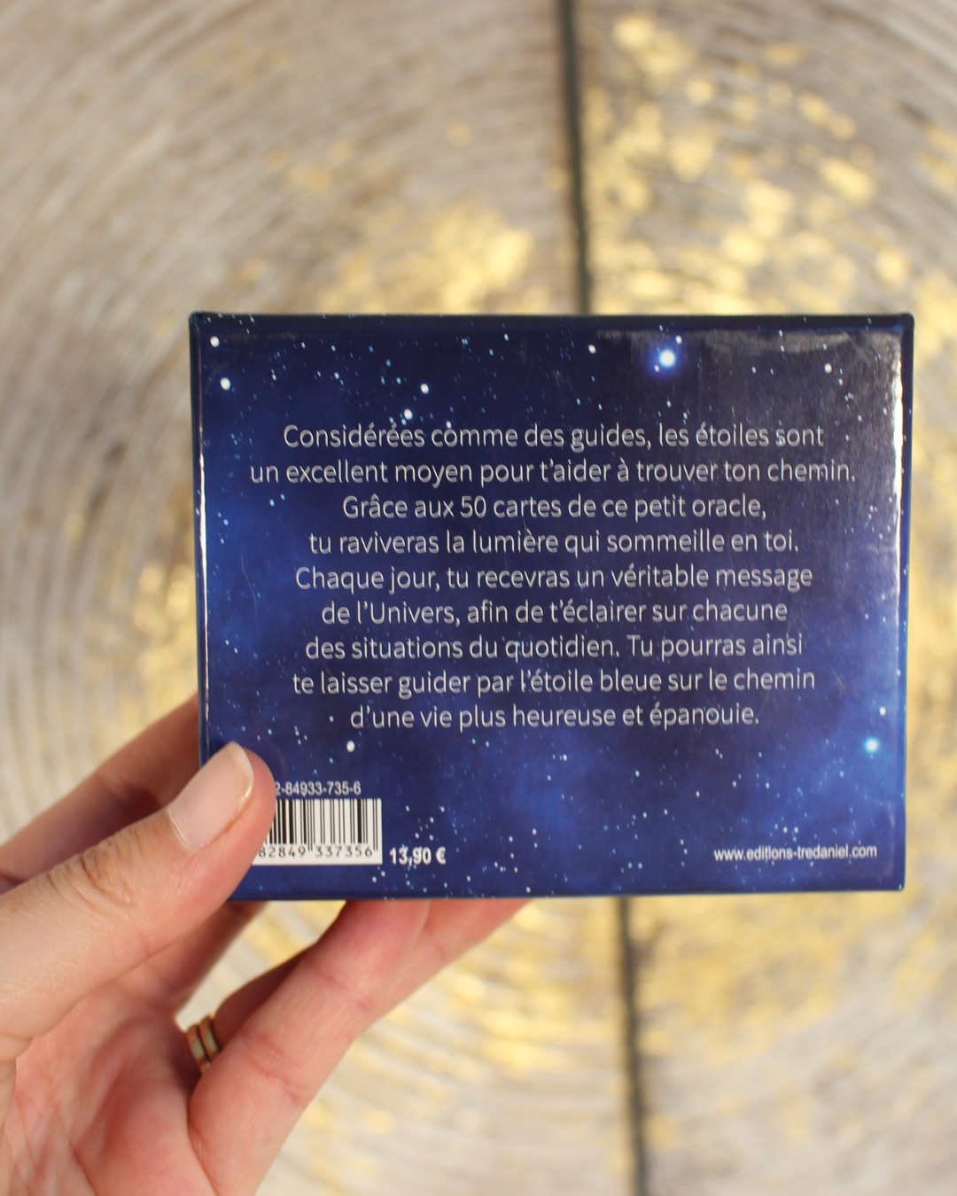 "Considérées comme des guides, les étoiles sont un excellent moyen pour t'aider à trouver ton chemin. Grâce aux 50 cartes de ce petit oracle, tu raviveras la lumière qui sommeille en toi. Chaque jour, tu recevras un véritable message de l'Univers, afin de t'éclairer sur chacune des situations du quotidien. Tu pourras ainsi te laisser guider par l'étoile bleue sur le chemin d'une vie plus heureuse et épanouie."