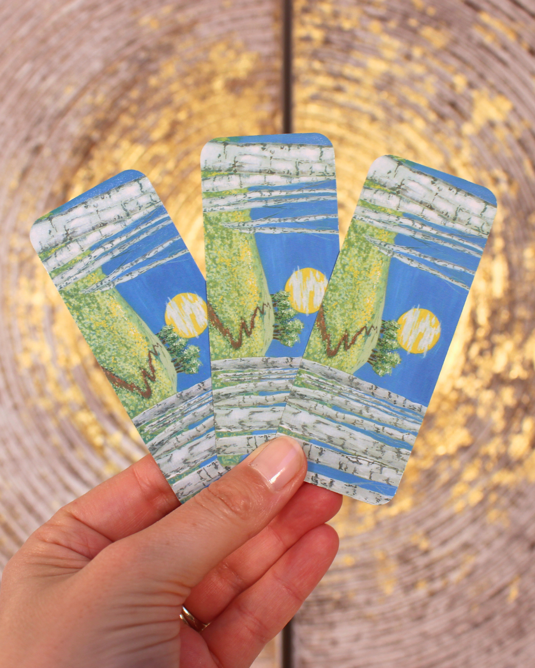 "Et si vous utilisiez enfin votre plein potentiel pour vous réaliser ?
Simple et puissant, ce petit oracle vous guidera à chaque instant sur votre chemin de vie. Il vous aidera à identifier vos aspirations profondes, vos aptitudes, et à comprendre ce qui vous fait pleinement du bien.
Jour après jour, ces 58 cartes vous apporteront le message dont vous avez besoin pour agir facilement, comprendre la situation et garder le cap afin de réaliser vos projets, ceux qui vous correspondent véritablement."